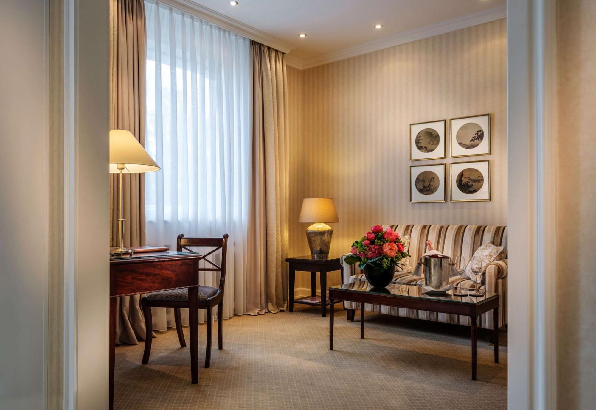 Hotel Nassauer Hof Wiesbaden Exterior photo